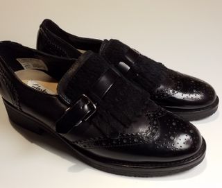Mocasines Clarks Negros con Flecos y Hebilla