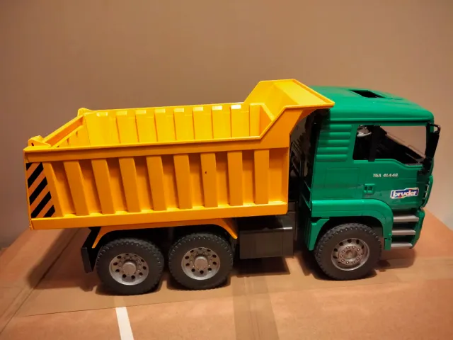 Camión Bruder TG 410 A escala 1/16