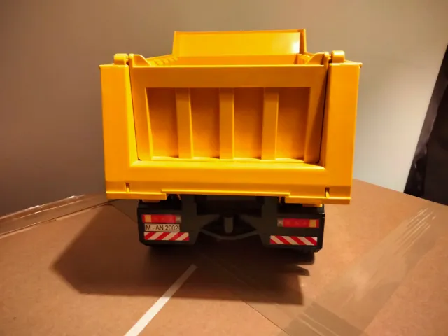 Camión Bruder TG 410 A escala 1/16