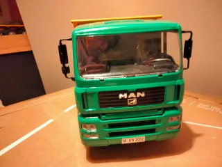 Camión Bruder TG 410 A escala 1/16