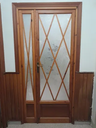 Puerta madera antigua con cristales