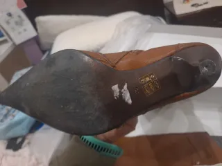 Botas de tacón marrones con tachuelas