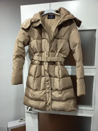 Abrigo acolchado beige con cinturón