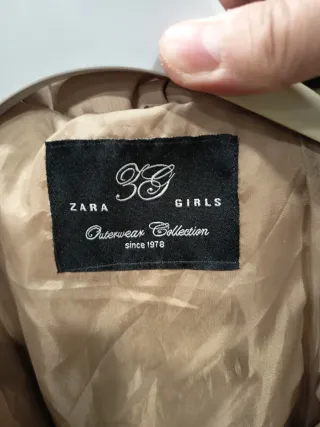 Abrigo acolchado beige con cinturón