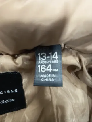 Abrigo acolchado beige con cinturón