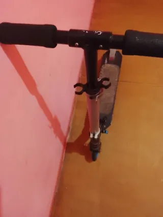 Patinete infantil negro y azul