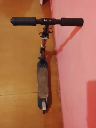 Patinete infantil negro y azul