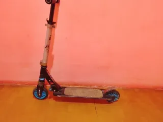 Patinete infantil negro y azul