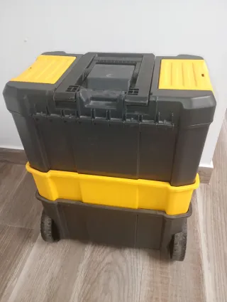 Caja de herramientas con herramientas