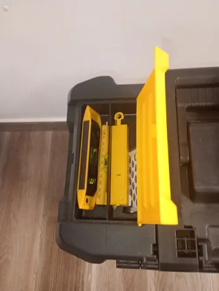 Caja de herramientas con herramientas