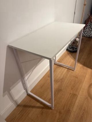 Mesa y silla de oficina blanca