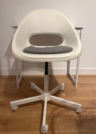 Mesa y silla de oficina blanca