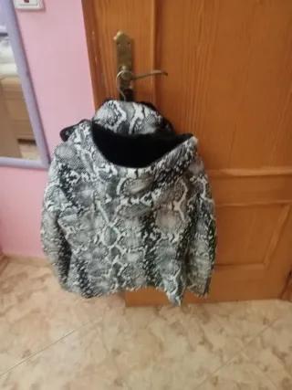 Abrigo Zara estampado serpiente