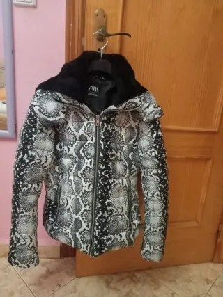 Abrigo Zara estampado serpiente