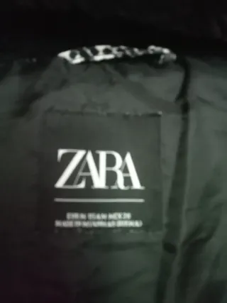 Abrigo Zara estampado serpiente