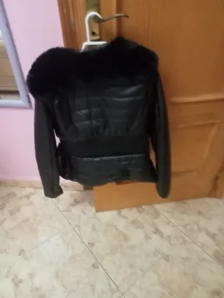 Elegante abrigo de vestir negro