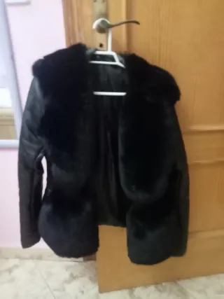 Elegante abrigo de vestir negro