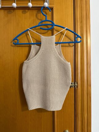 Top beige con bordado floral