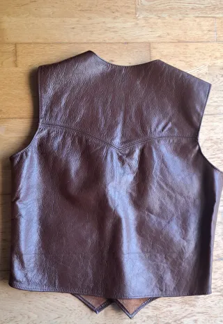 Chaleco de piel marrón