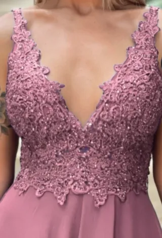 Vestido de ceremonia rosa con encaje