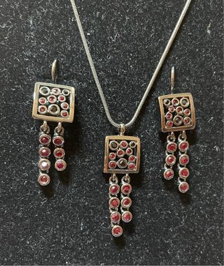 Conjunto Pendientes y Colgante Piedras Rojas