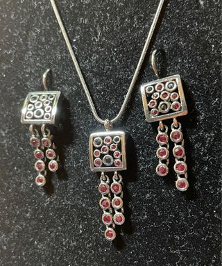 Conjunto Pendientes y Colgante Piedras Rojas