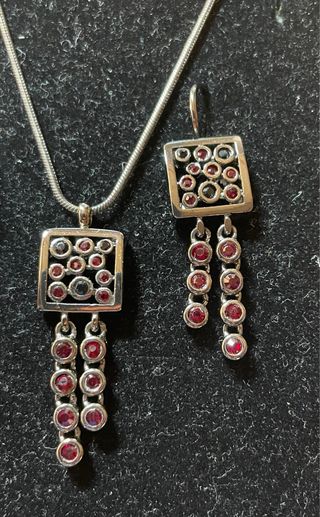Conjunto Pendientes y Colgante Piedras Rojas