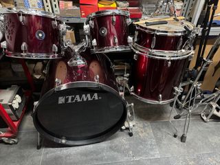 Batería Tama color burdeos