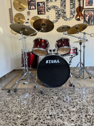 Batería Tama color burdeos