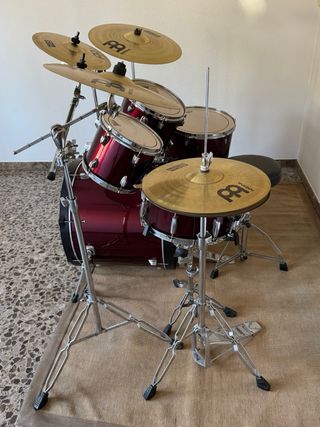 Batería Tama color burdeos