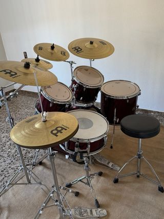 Batería Tama color burdeos