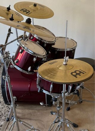 Batería Tama color burdeos