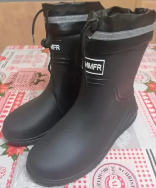 BOTAS NEGRAS DE AGUA DE HOMBRE