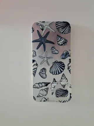Funda iPhone 13 con diseño de conchas