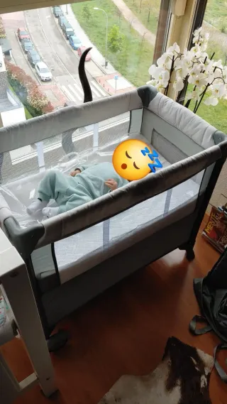 Minicuna de viaje Safety 1st con colchón y sábana