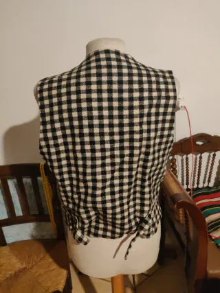 Chaleco cuadros beige y negro