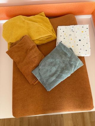 Cambiador de bebé blanco con cojín naranja