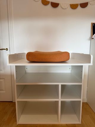 Cambiador de bebé blanco con cojín naranja