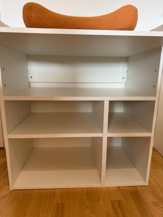 Cambiador de bebé blanco con cojín naranja