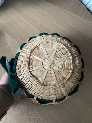 Cesta de mimbre con lazo de terciopelo