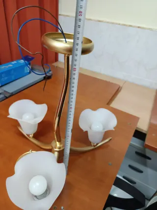 Lámpara de techo dorada y blanca