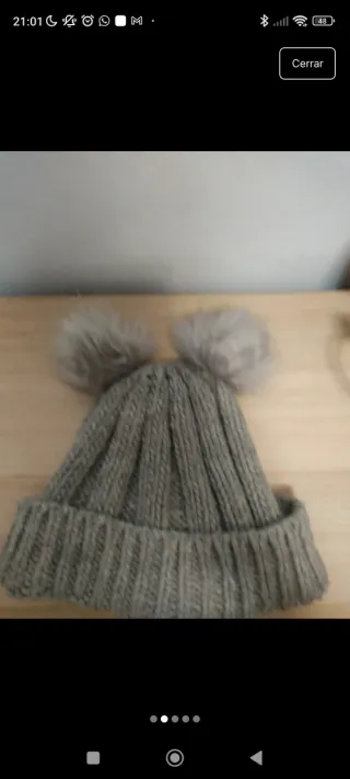 Gorro de lana con pompones