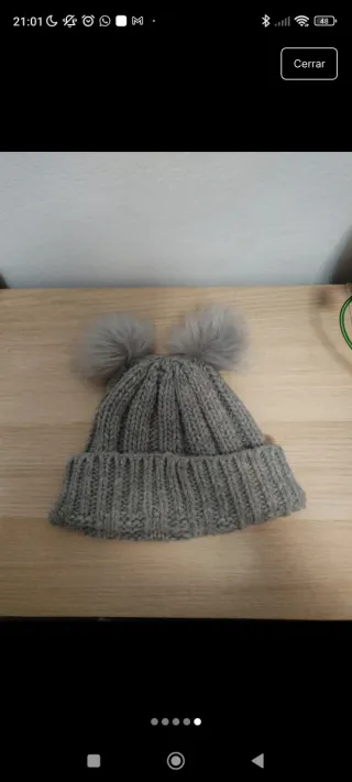 Gorro de lana con pompones