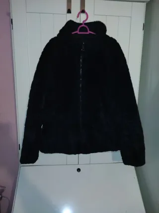 Abrigo negro pelo sintético