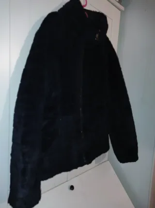 Abrigo negro pelo sintético