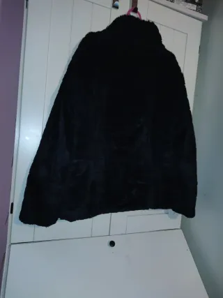 Abrigo negro pelo sintético