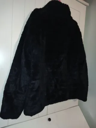 Abrigo negro pelo sintético