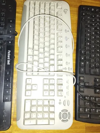 Lote 3 Teclados PS/2 Benq, Logitech, Packard Bell