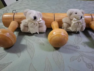 Perchero de madera con ositos