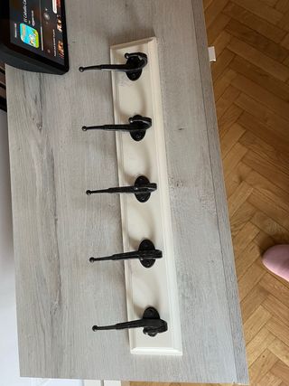 Perchero de pared blanco con 5 ganchos